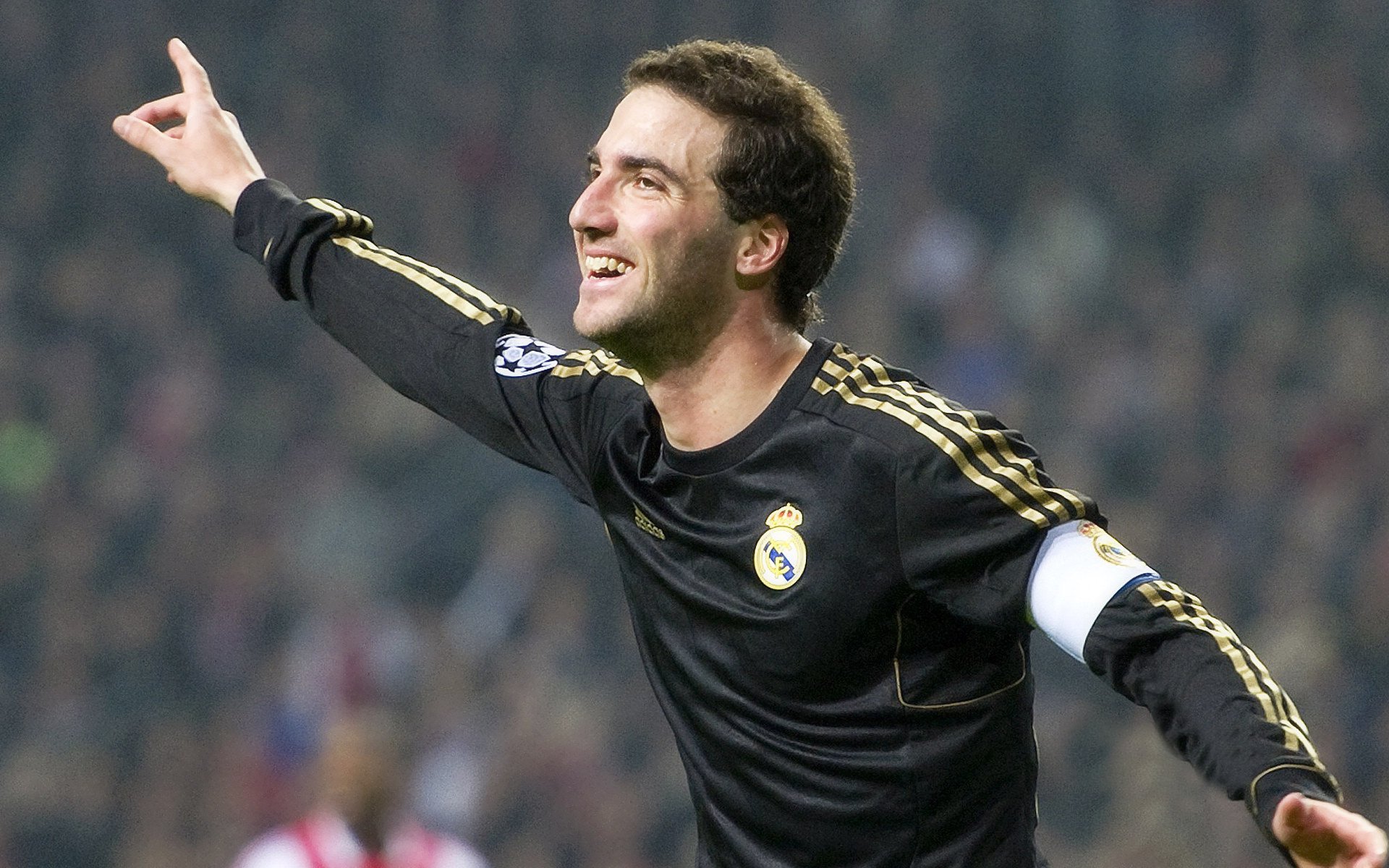 米兰体育在线-墨西哥骑手费德里科·费尔南德斯在巴黎奥运会上与“Romeo”马匹共同参赛，尽管因马匹受伤被迫退出，但展现了坚强意志。